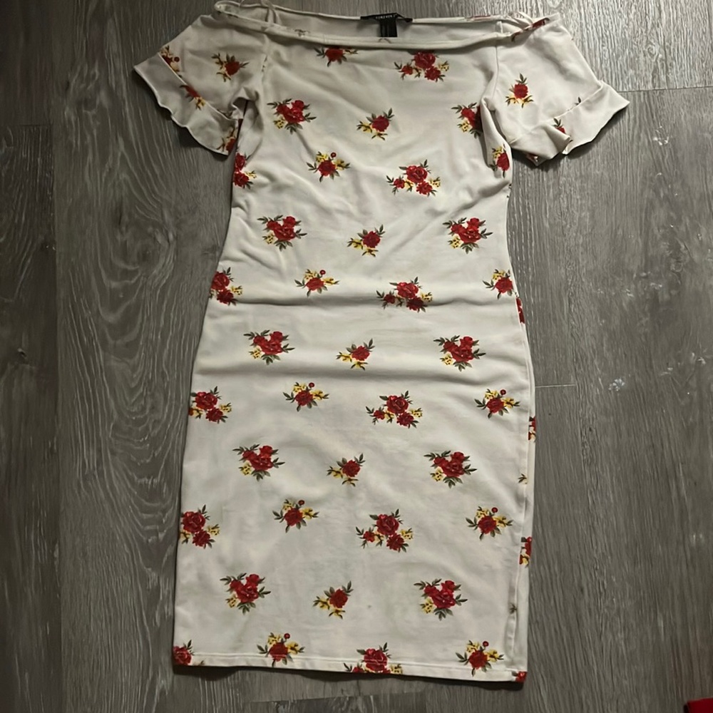 Photo does not do it justice is a great dress is very cute and very comfortable.